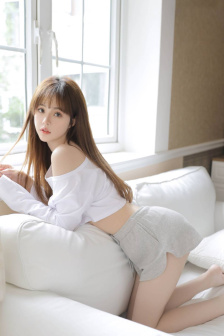 野外吮她的花蒂两男一女